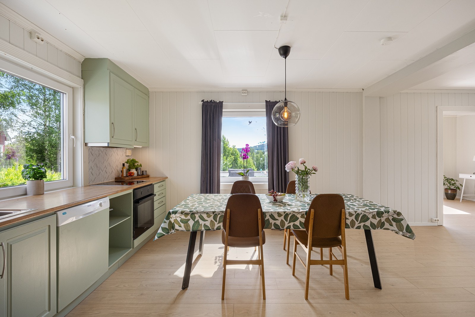 Videre er kjøkkenet utstyrt med integrerte hvitevarer som oppvaskmaskin, stekeovn og koketopp, samt ventilator, benkestikk og god arbeidsbelysning. Galleribilde