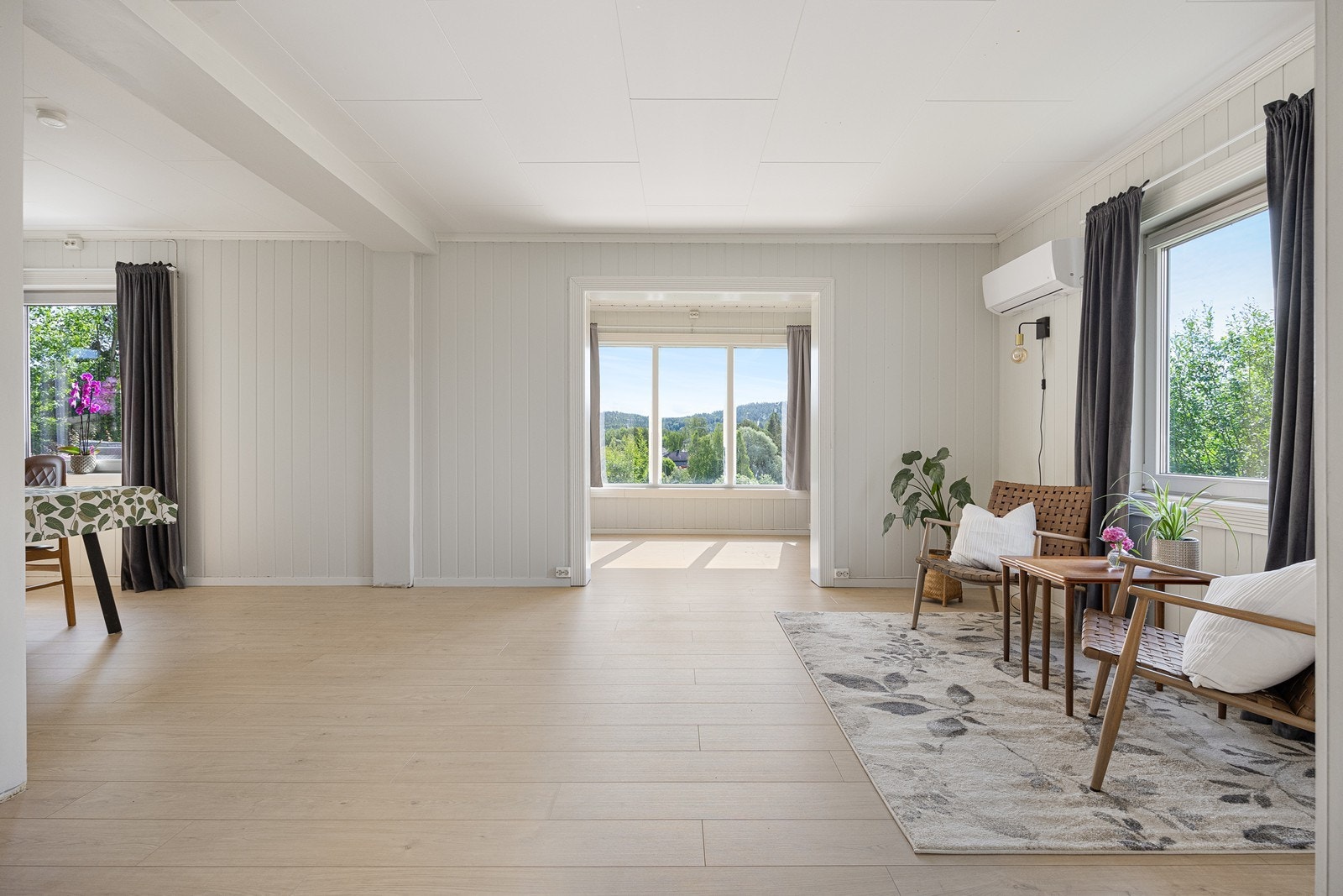 Den åpne planløsningen gir hele etasjen en luftig atmosfære. Galleribilde