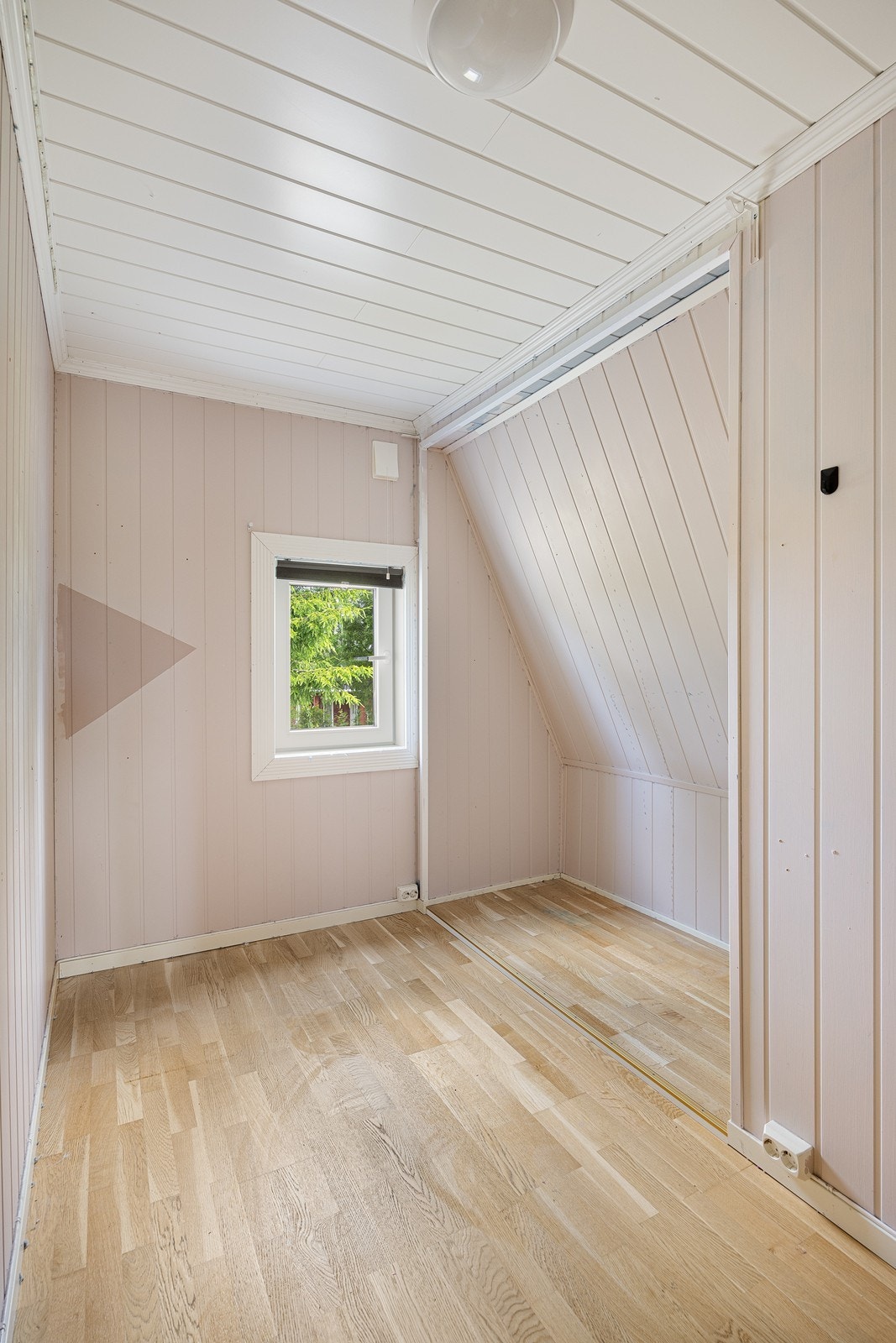 Boligen har for øvrig lagringsplass i en innebod i andre etasje, to boder i kjelleren og i den største garasjen. Galleribilde