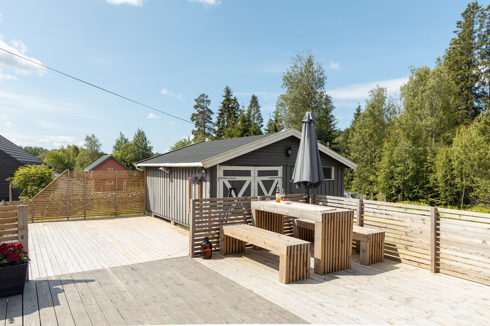 Ved inngangspartiet, på vestsiden av huset, ble det etablert en stor terrasse over to nivåer i 2024. Galleribilde