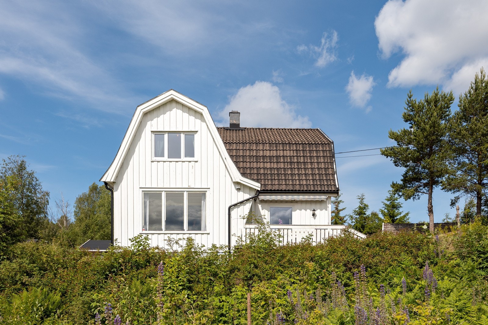 Eneboligen ligger høyt og fint plassert på en velstelt tomt på ca 2,2 mål, og gode solforhold nytes på store, flotte uteplasser. Galleribilde