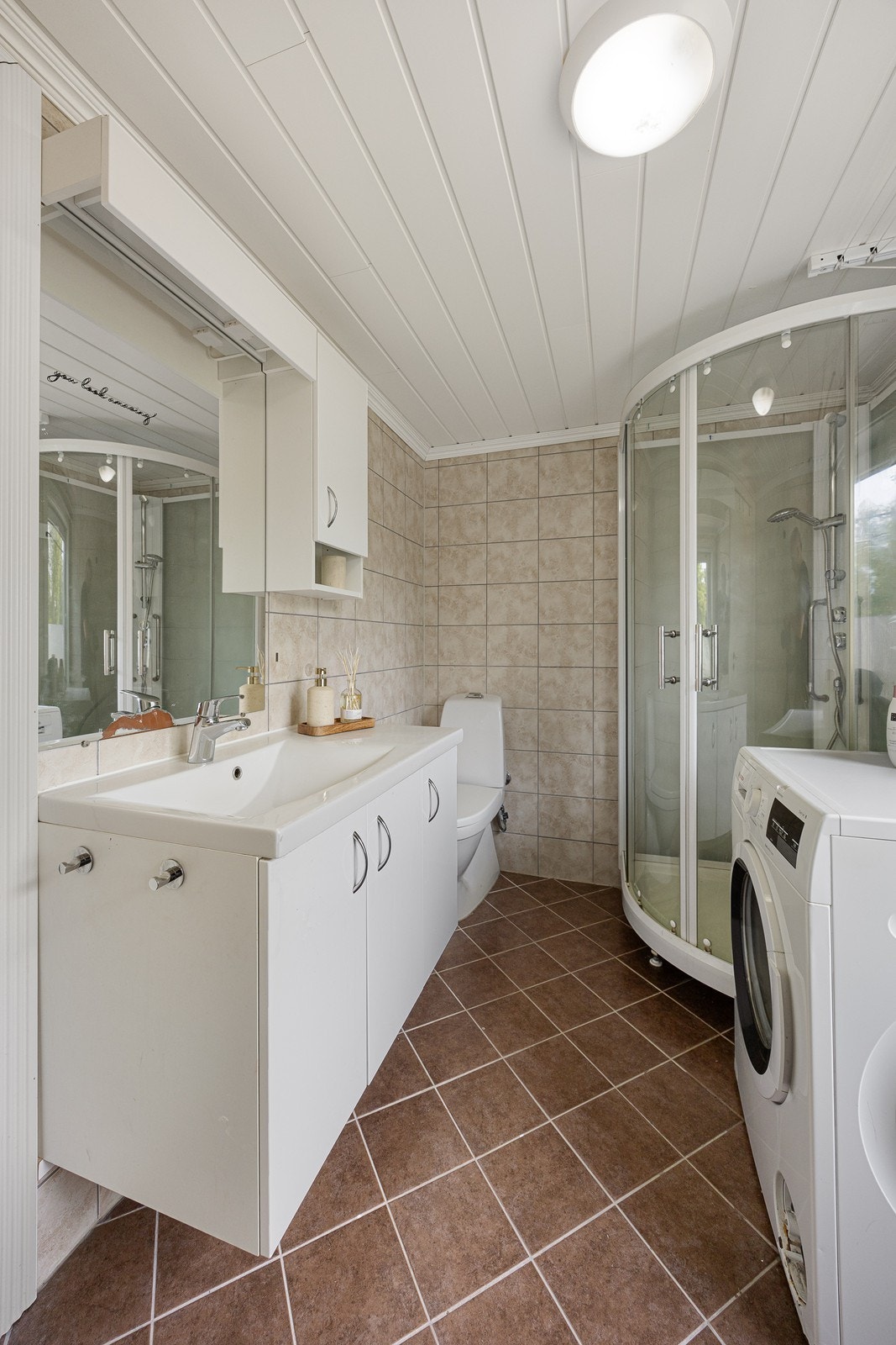 Badet ble pusset opp i 2015. Her er det sandfargede fliser på veggene og brune fliser på gulv med gulvvarme. Galleribilde