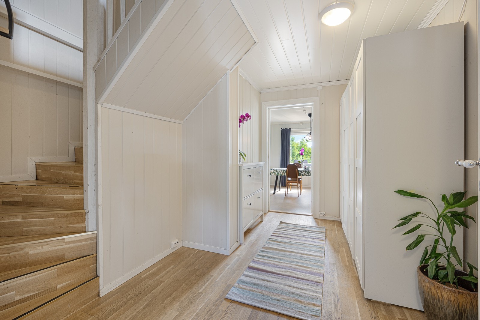 Boligen fremstår med tidsmessige farge- og materialvalg, og flere rom er oppgradert i senere år. Galleribilde