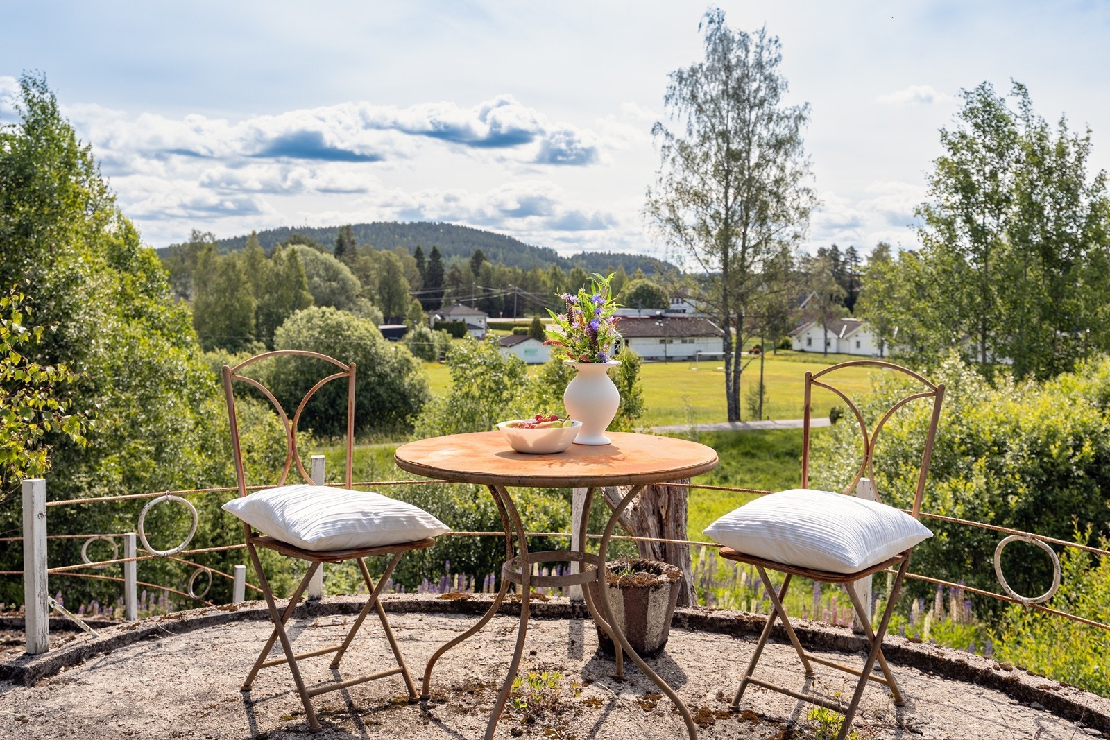 Beliggenheten er barnevennlig, med nærhet til fint turterreng, samt kort vei til busstopp, en liten kafé og grendehus. Galleribilde