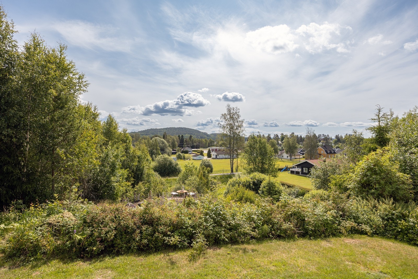 Det er 1-7 skole m/sfo på Løken, ungdomsskole på Hemnes og to videregående skoler på Bjørkelangen. Løken har to barnehager, og det er flere generelt i kommunen. Galleribilde