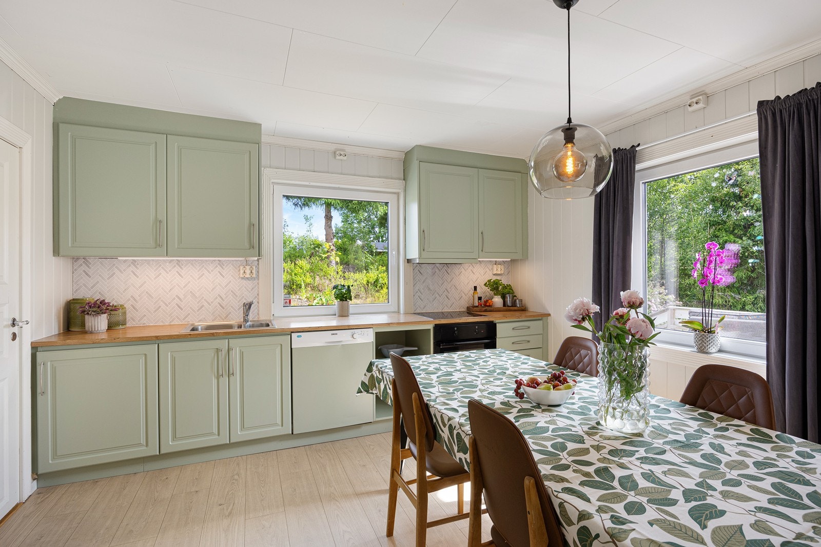 Kjøkkenet, som var nytt i 2015, har et elegant og tidsmessig design med god benkeflate og mye oppbevaringsplass. Galleribilde