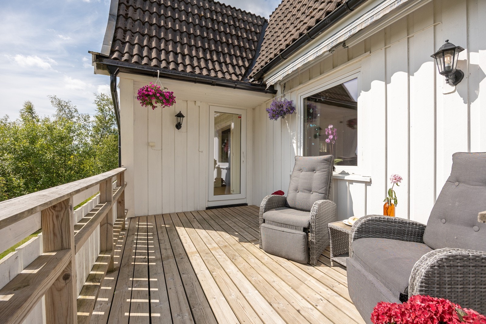 Fra stuen er det utgang til en lun, østvendt terrasse - den perfekte plassen for dagens første kaffekopp i morgensolen. Galleribilde