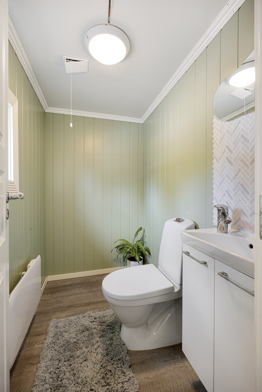 Boligen har et hendig gjestetoalett i tilknytning til entreen. Rommet ble pent pusset opp i 2015. Galleribilde