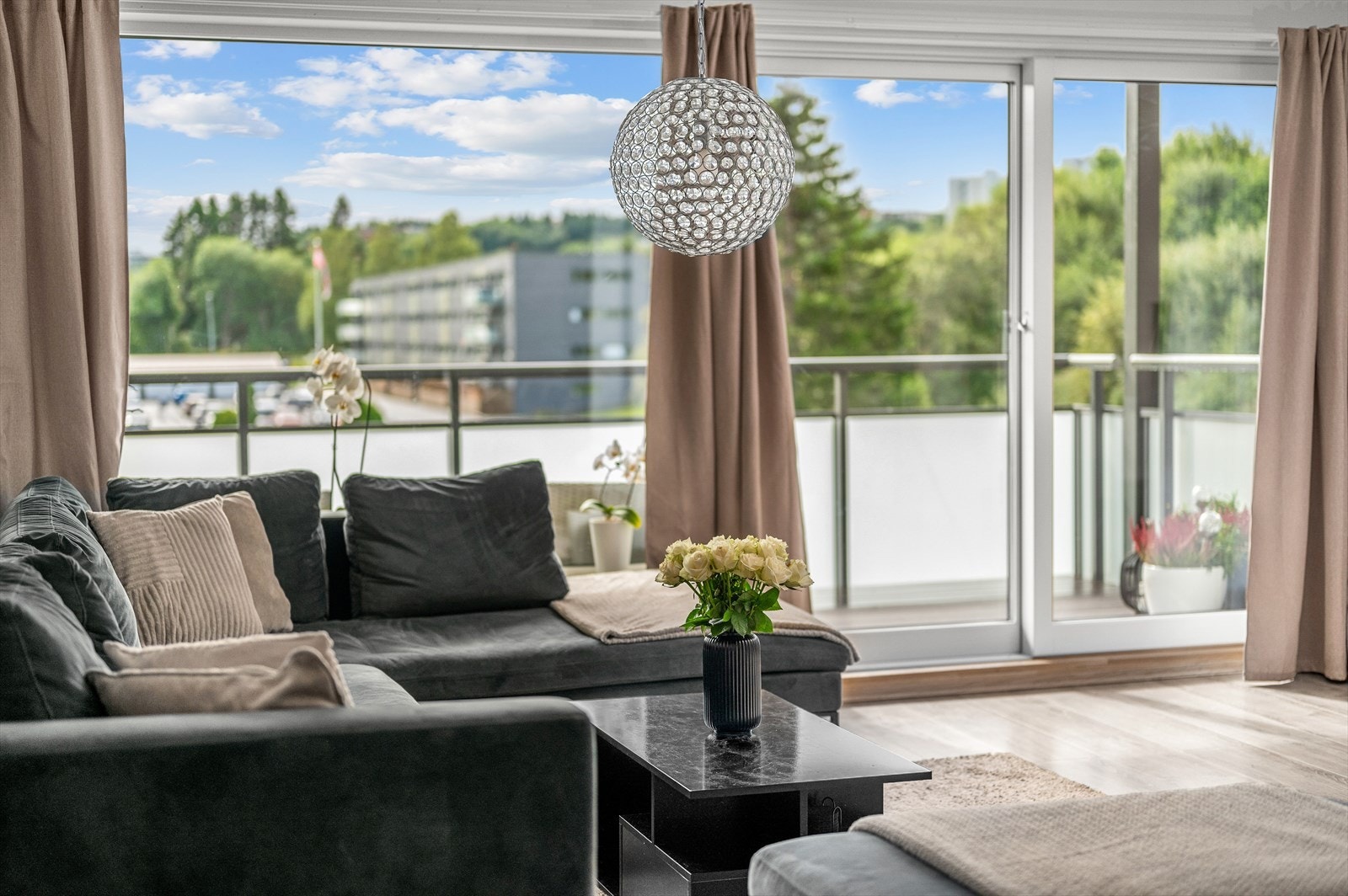 Her får du en luftig stueløsning på romslige 27 m² med gode møbleringsmuligheter. Galleribilde