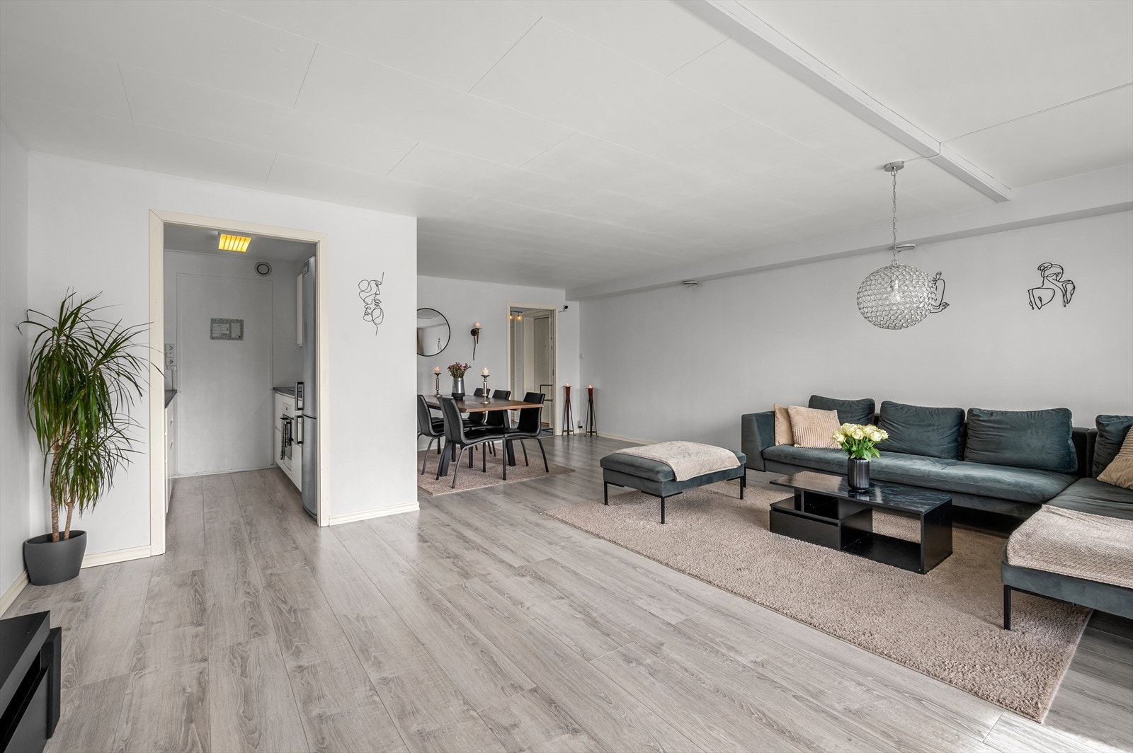 Stuen har vært gjenstand for oppgradering i nyere tid, med etterisolering som byr på en rimeligere oppvarming. Galleribilde