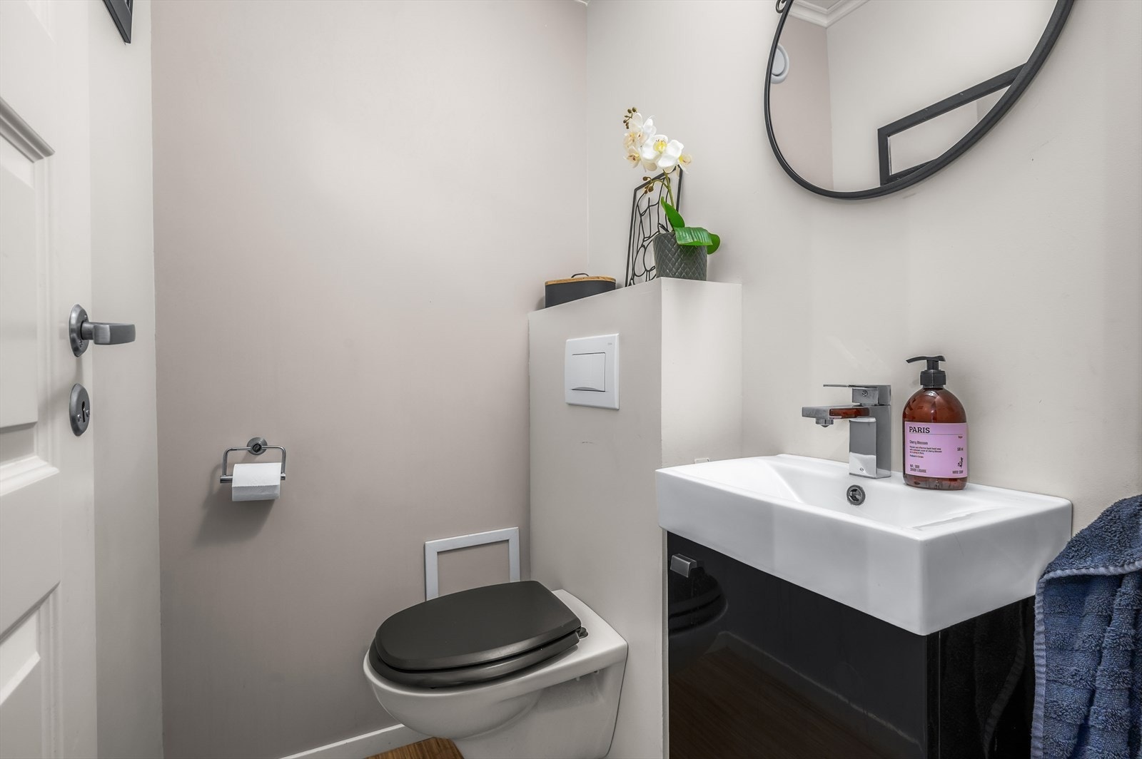 Separat toalettrom med vegghengt toalett og egen servant. Galleribilde