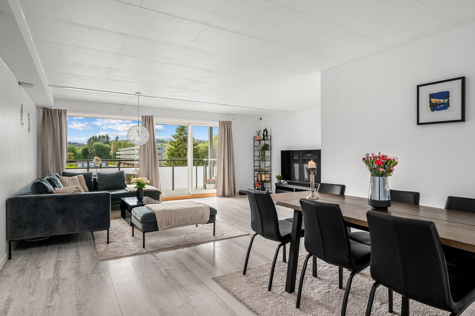 Leiligheten byr på en flott stueløsning med god plass til flere sosiale soner. Her kan du ha både spisebord og sofakrok med en gjennomført planløsning. Galleribilde