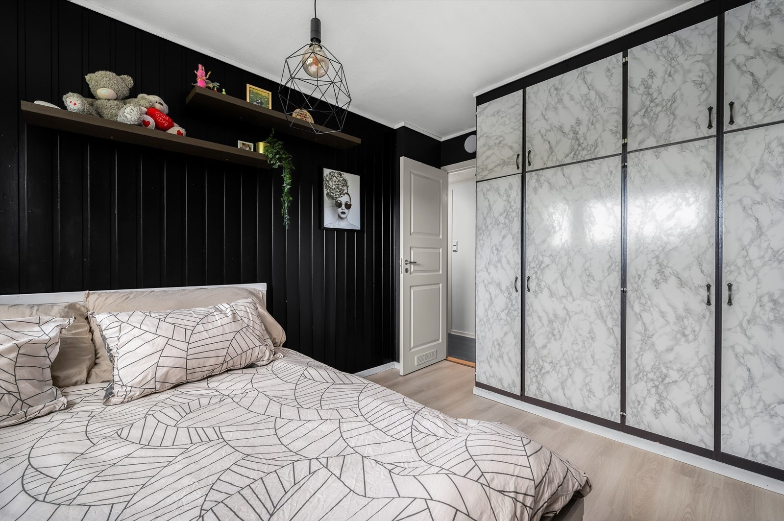 Her er det god plass til både dobbeltseng og garderobeløsning. Galleribilde