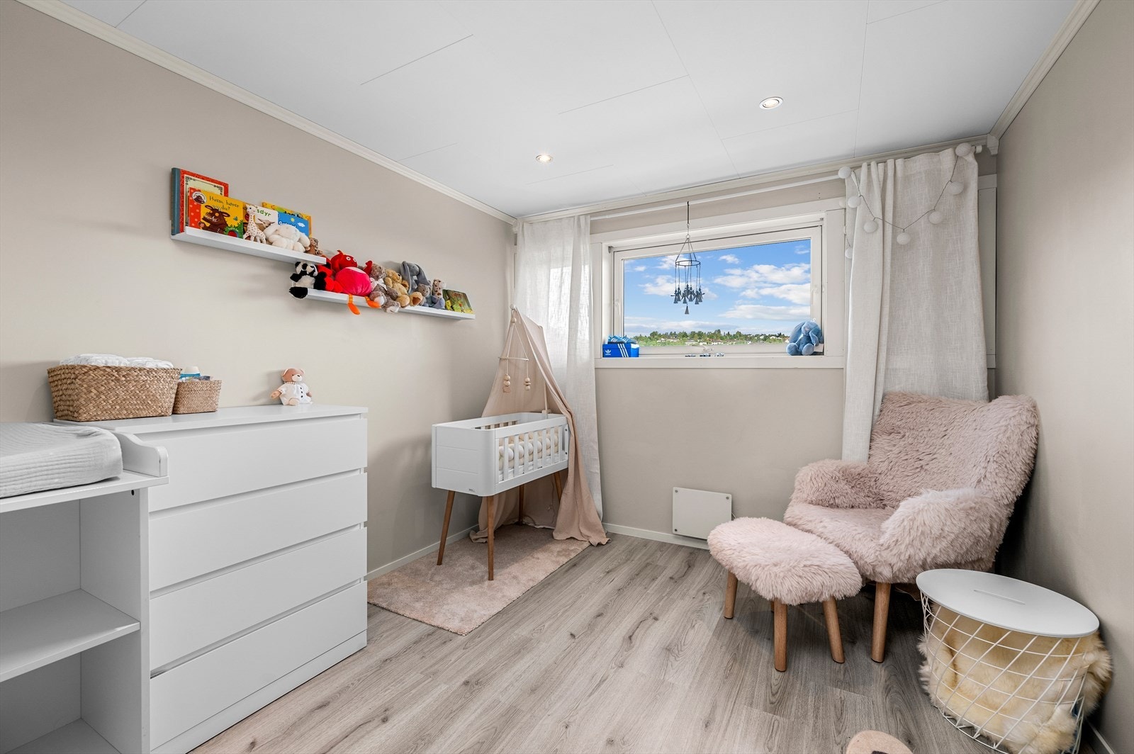 Det tredje soverommet blir i dag brukt som lekerom/barnerom og kan enkelt innredes som både kontor og soverom. Galleribilde