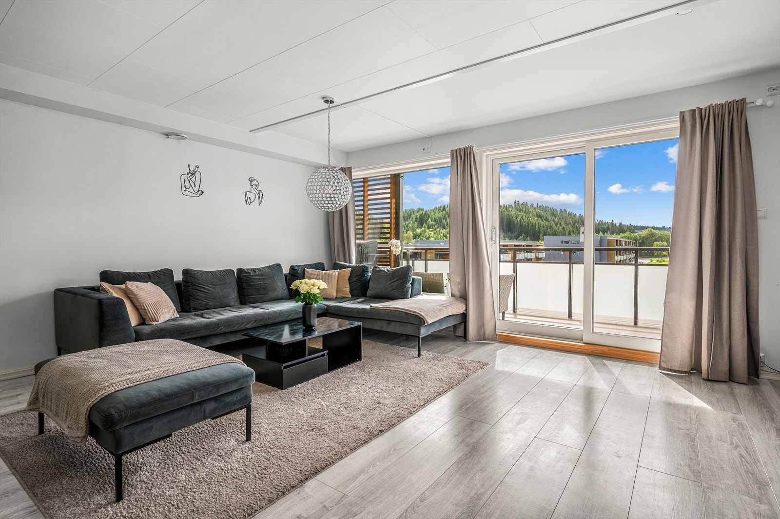 Stuen har rause vindusflater som gir godt med naturlig gjennomlys. Her har du direkte utgang til en sørvendt balkong med gode sol- og utsiktsforhold. Galleribilde