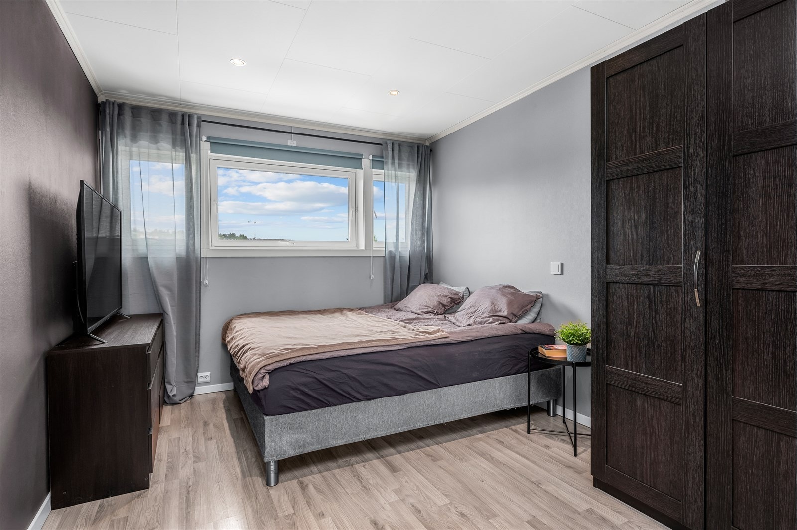 Det andre soverommet er også av god størrelse, og gir mulighet for dobbeltseng og skapløsning. Hovedsoverommet er på gode 13,5 m². Galleribilde