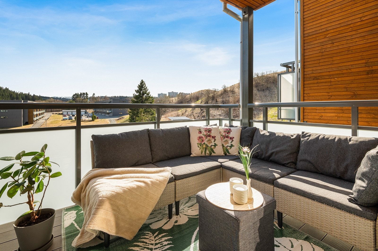 Det følger med to eksterne boder med god plass til oppbevaring. Galleribilde