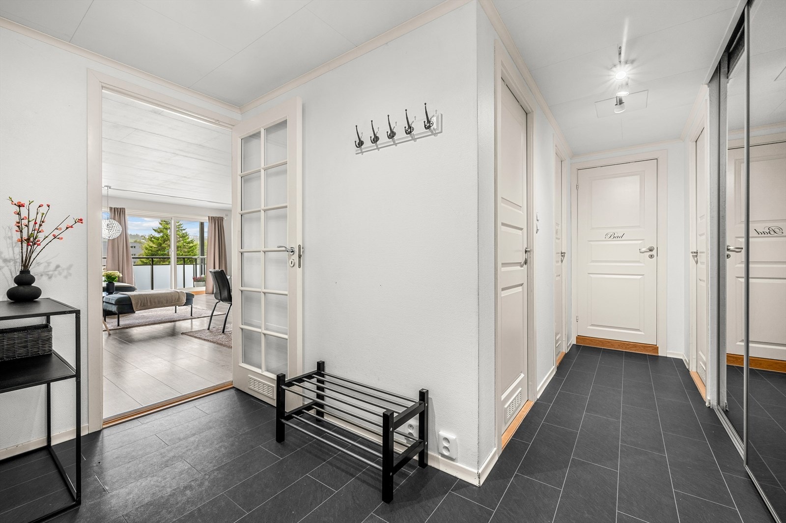 Gangen er av romslig størrelse på 8 m² som gir rikelig med oppbevaringsmuligheter av sko og yttertøy. Galleribilde