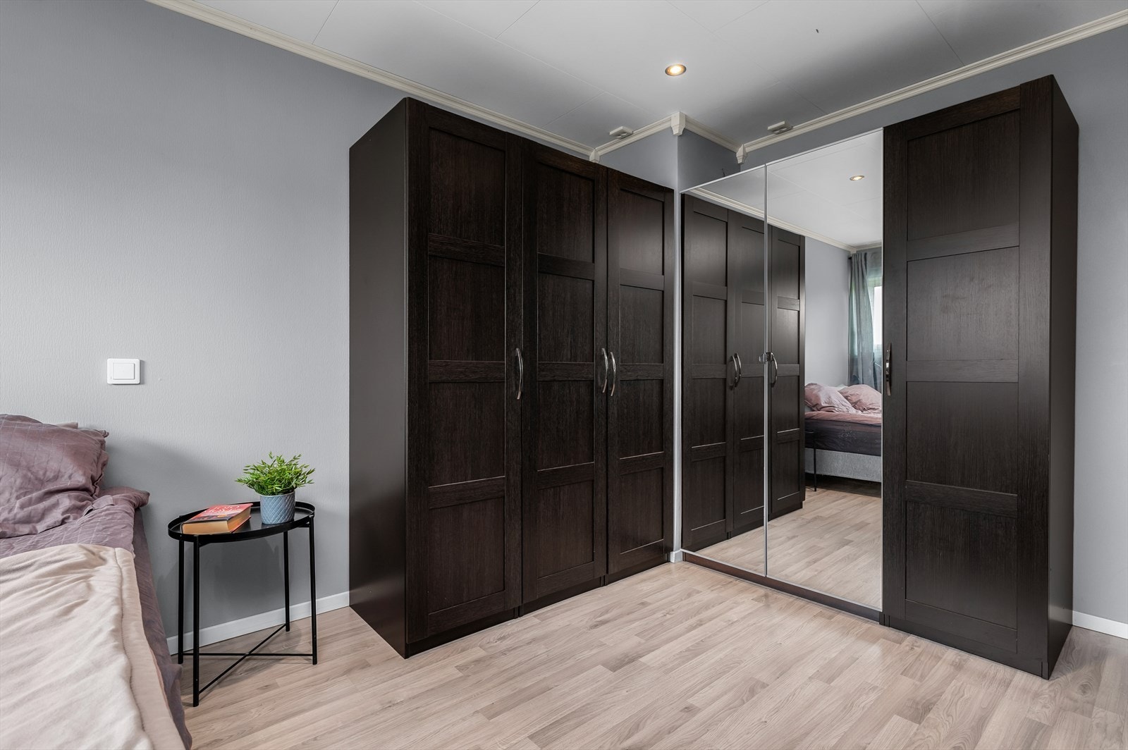 Rommet nyter godt av romslig areal og kan enkelt innredes etter ønske. Galleribilde