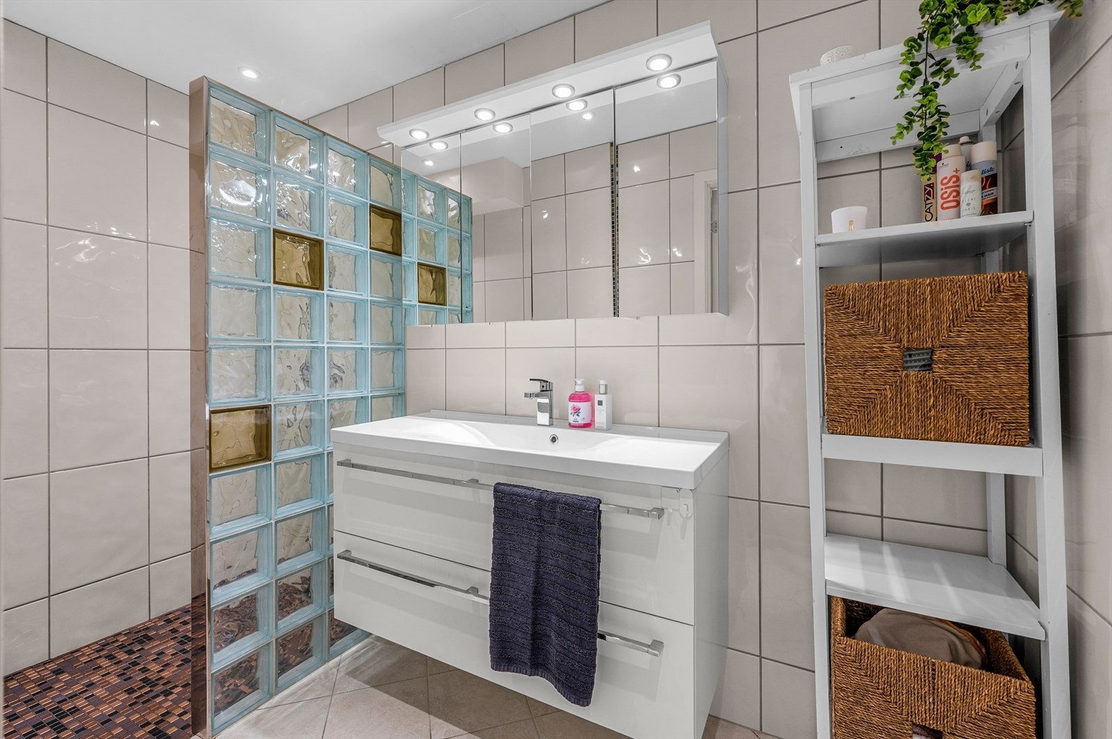 Flislagt bad med eget dusjhjørne og servant i skap som ble oppgradert i 2012. Galleribilde