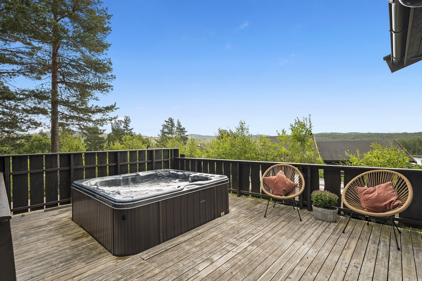 Jacuzzi medfølger, men selger opplyser at det er noe feil og ikke fungerer som det skal. Galleribilde
