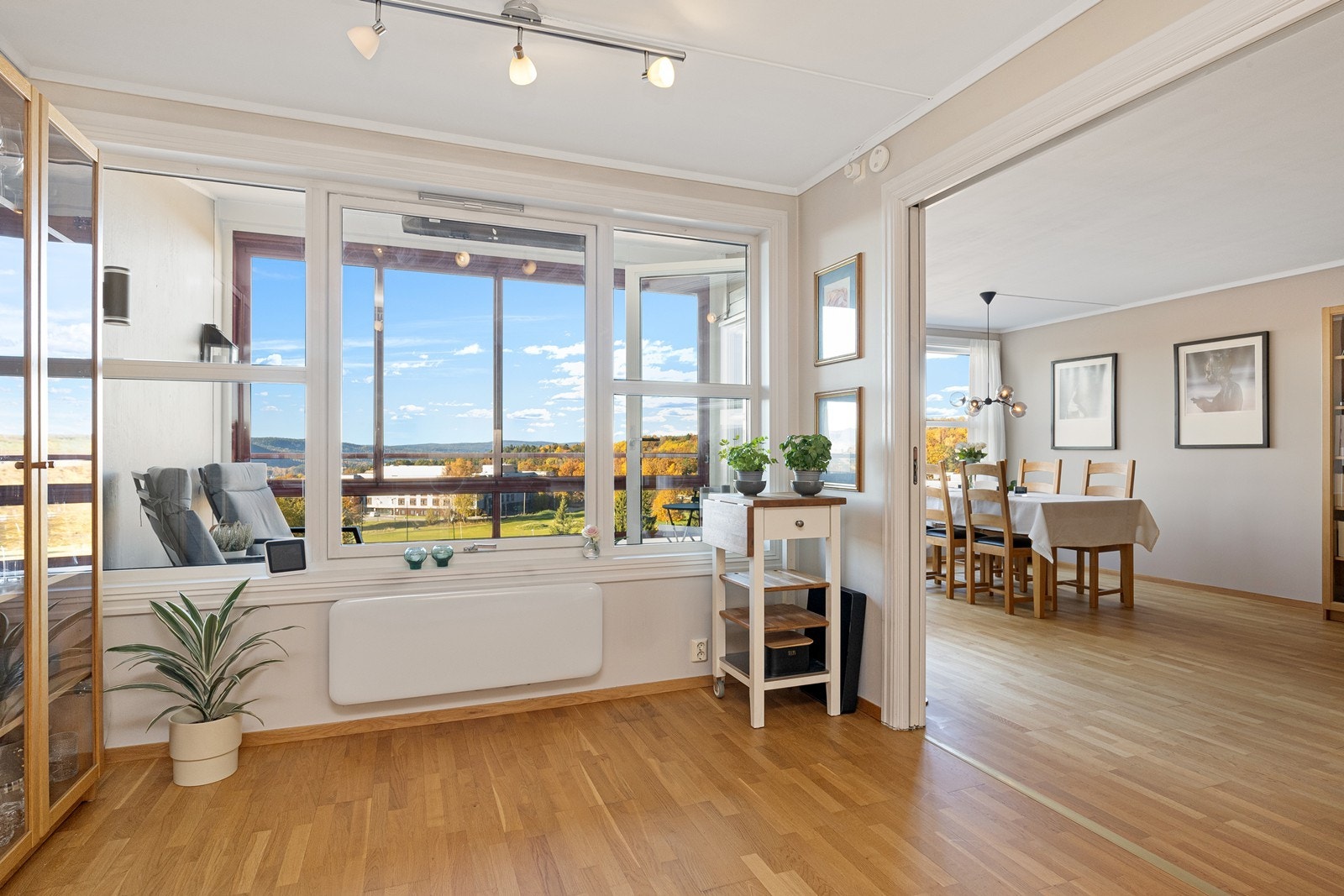 Spiseplass på kjøkkenet og flott utsyn - Skyvedører ut til stue Galleribilde