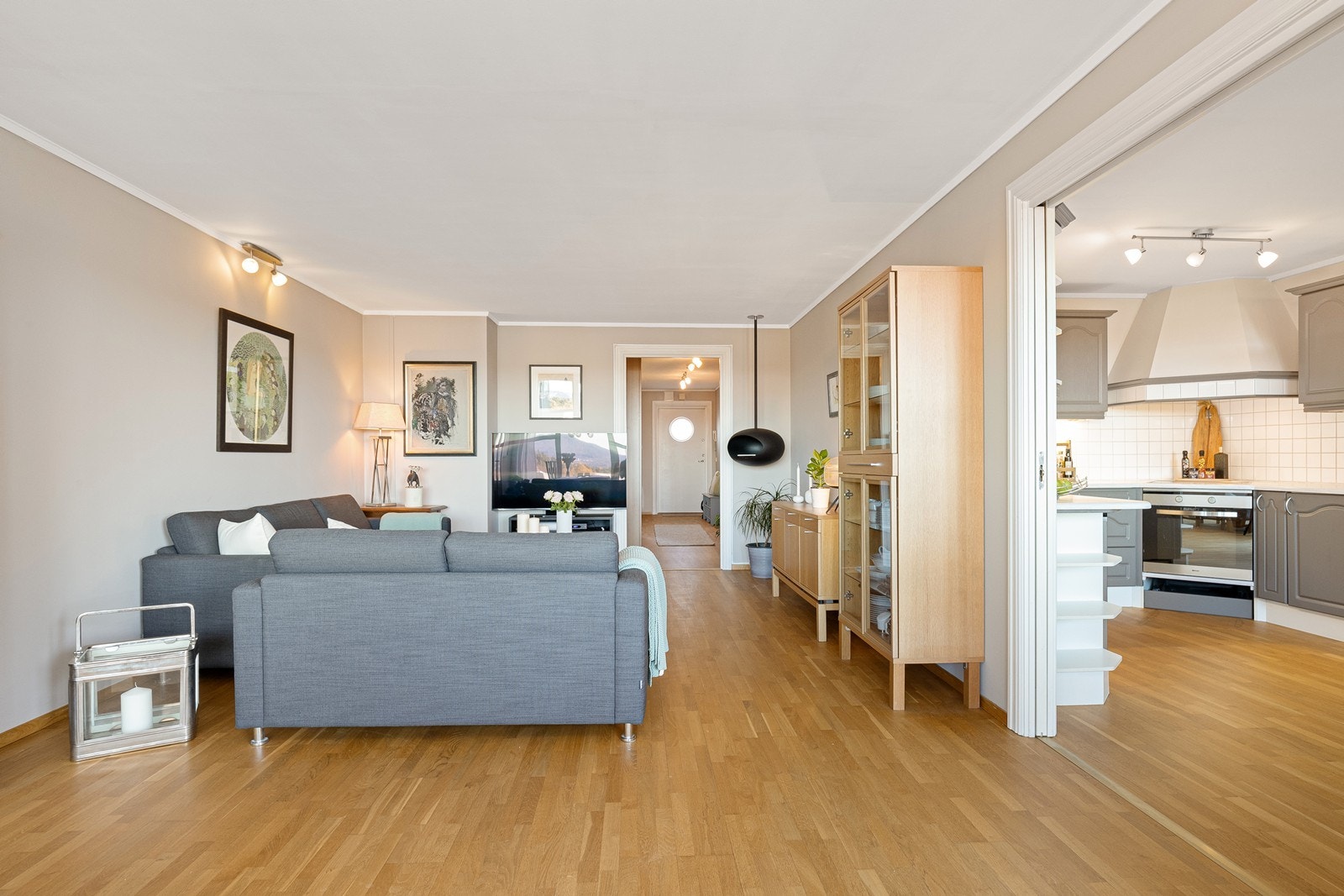 Stue og kjøkken med lakkert og mattet gulv. Galleribilde