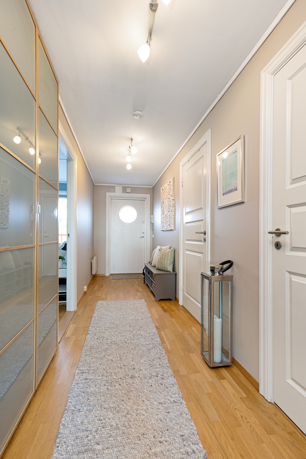 Gang med garderobeskap Galleribilde