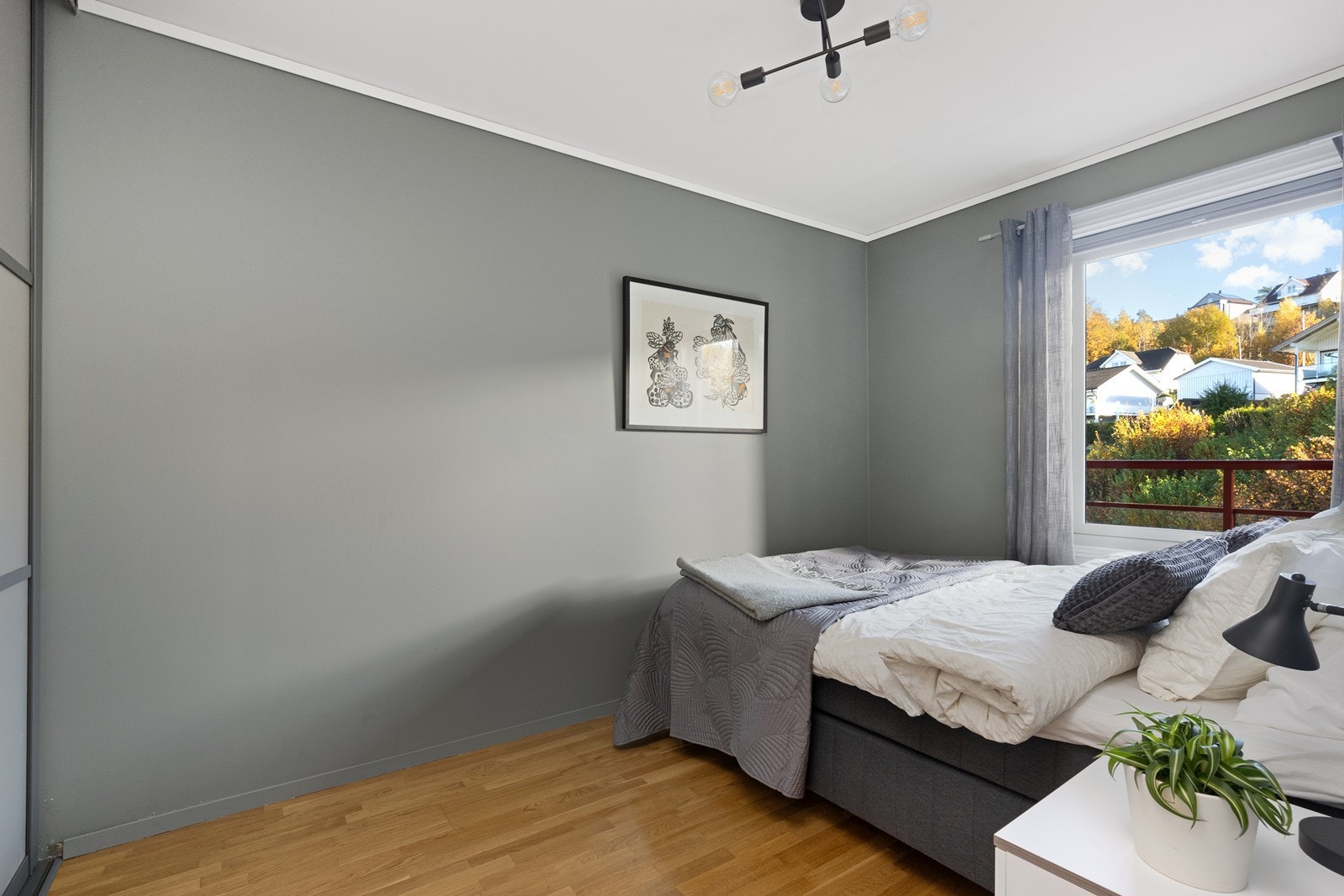 Soverom nr. 2 med skyvedørsgarderobe Galleribilde