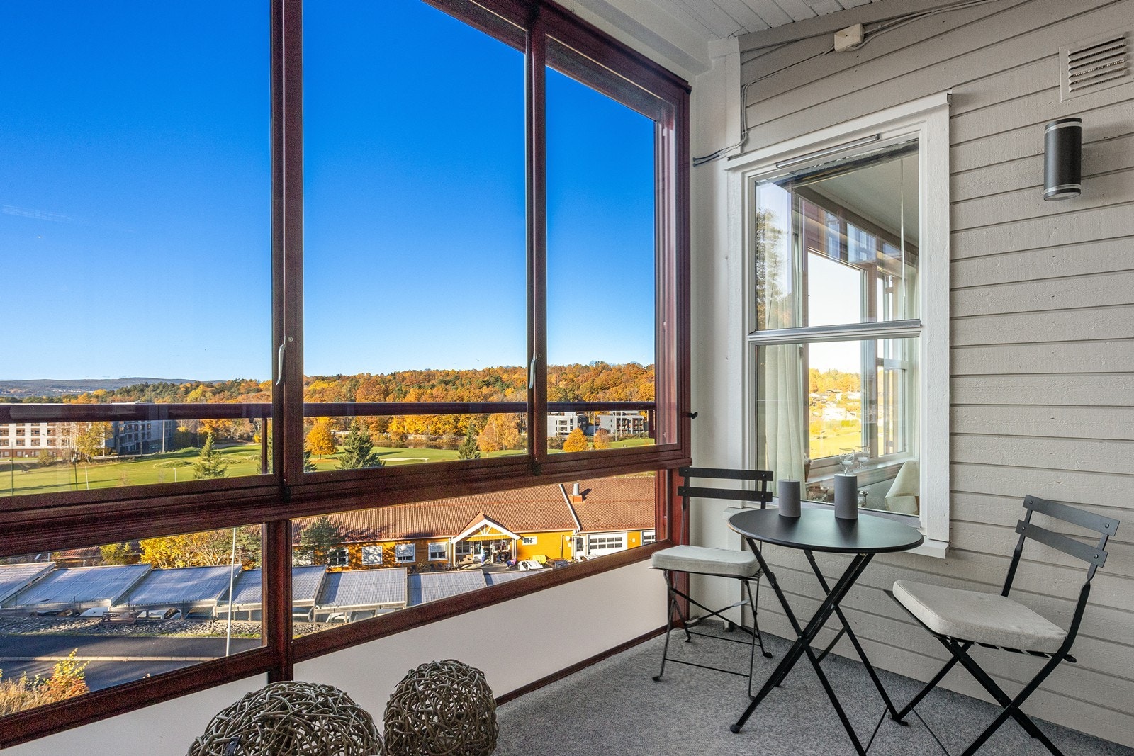 Glasset isolerer godt, her forlenger man sommeren. Galleribilde