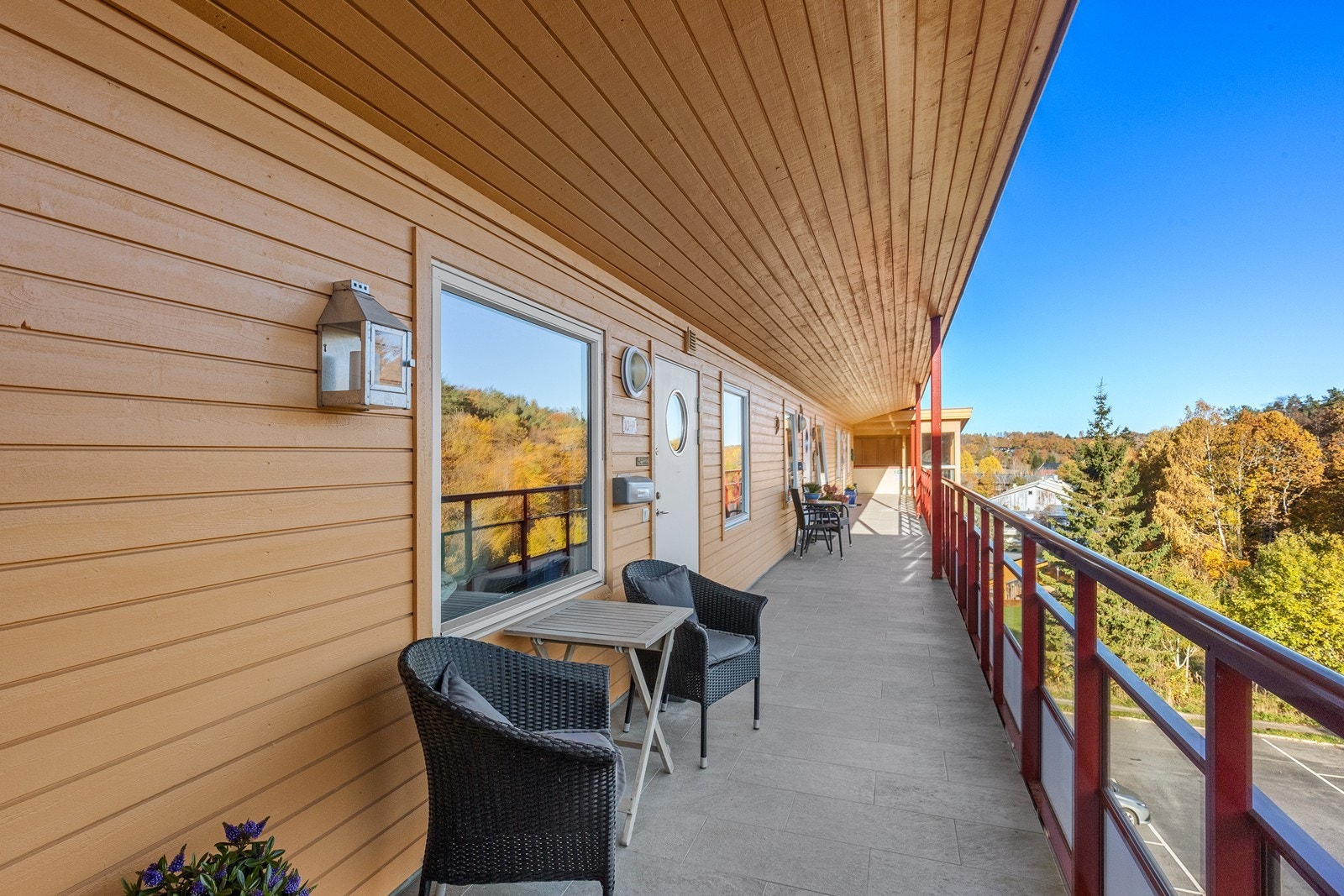 Overbygget svalgang fra heis og trapperom. Første leilighet på venstre hånd. Galleribilde