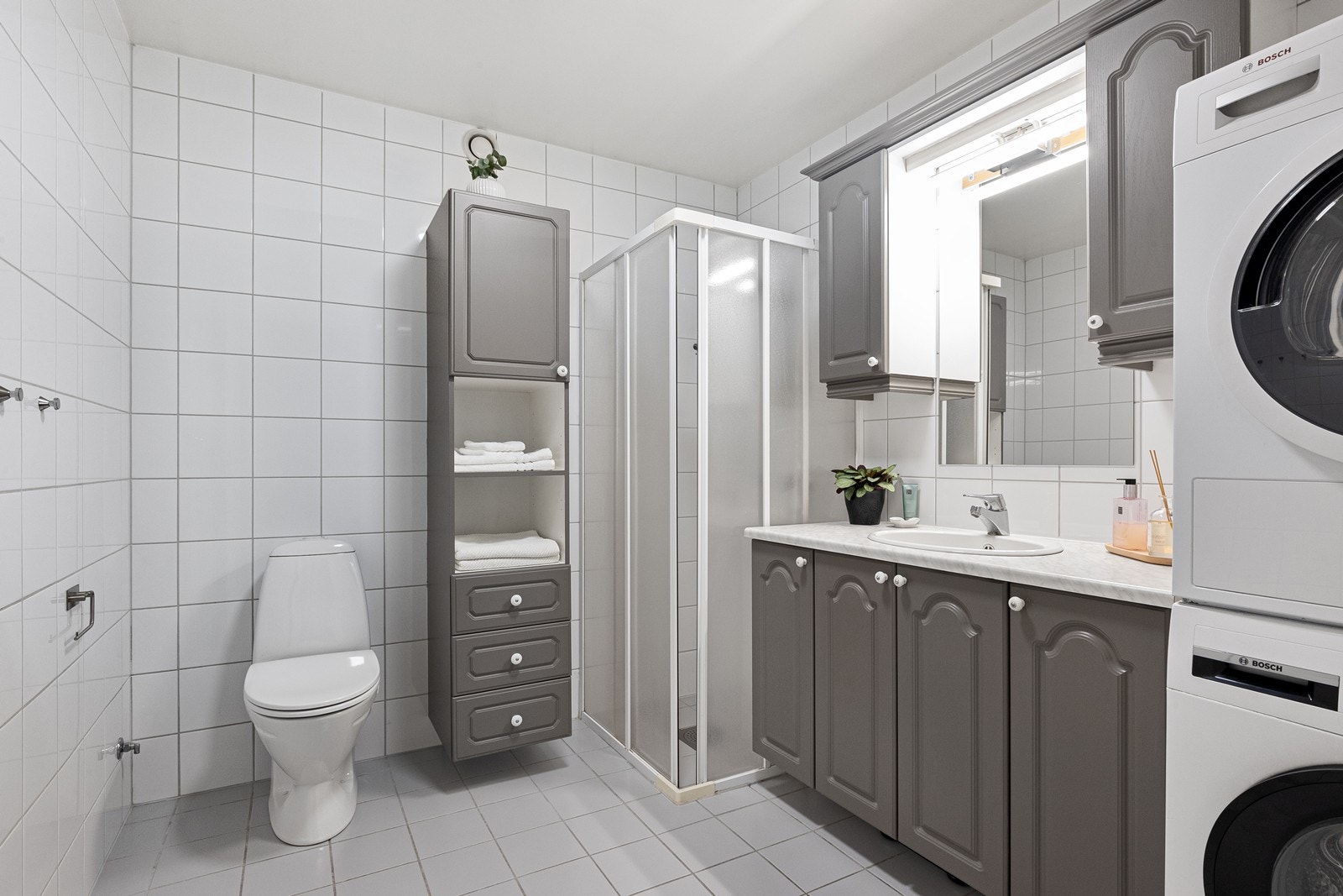 Bad/Vaskerom. God servantinnredning, dusjhjørne, wc og opplegg for vaskemaskin og tørketrommel. Galleribilde