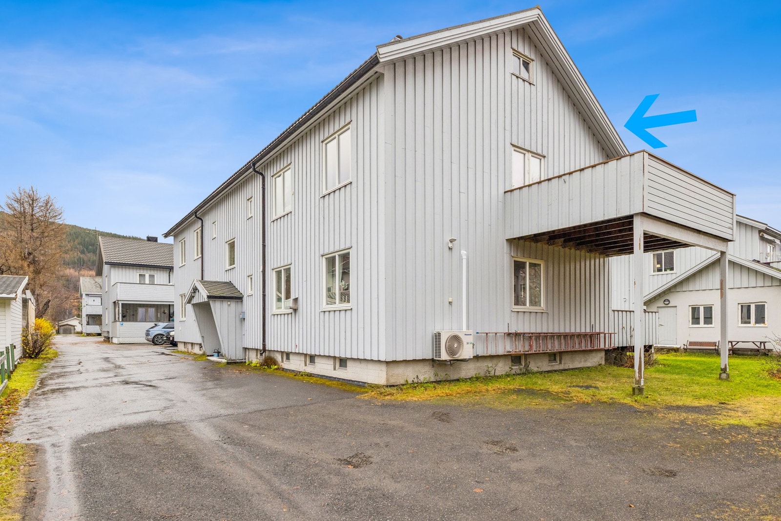 Leiligheten er på ca. 60 m². I tillegg følger det gode lagringsmuligheter i disp. bod/lagringsplass i kjeller og på loft. Galleribilde