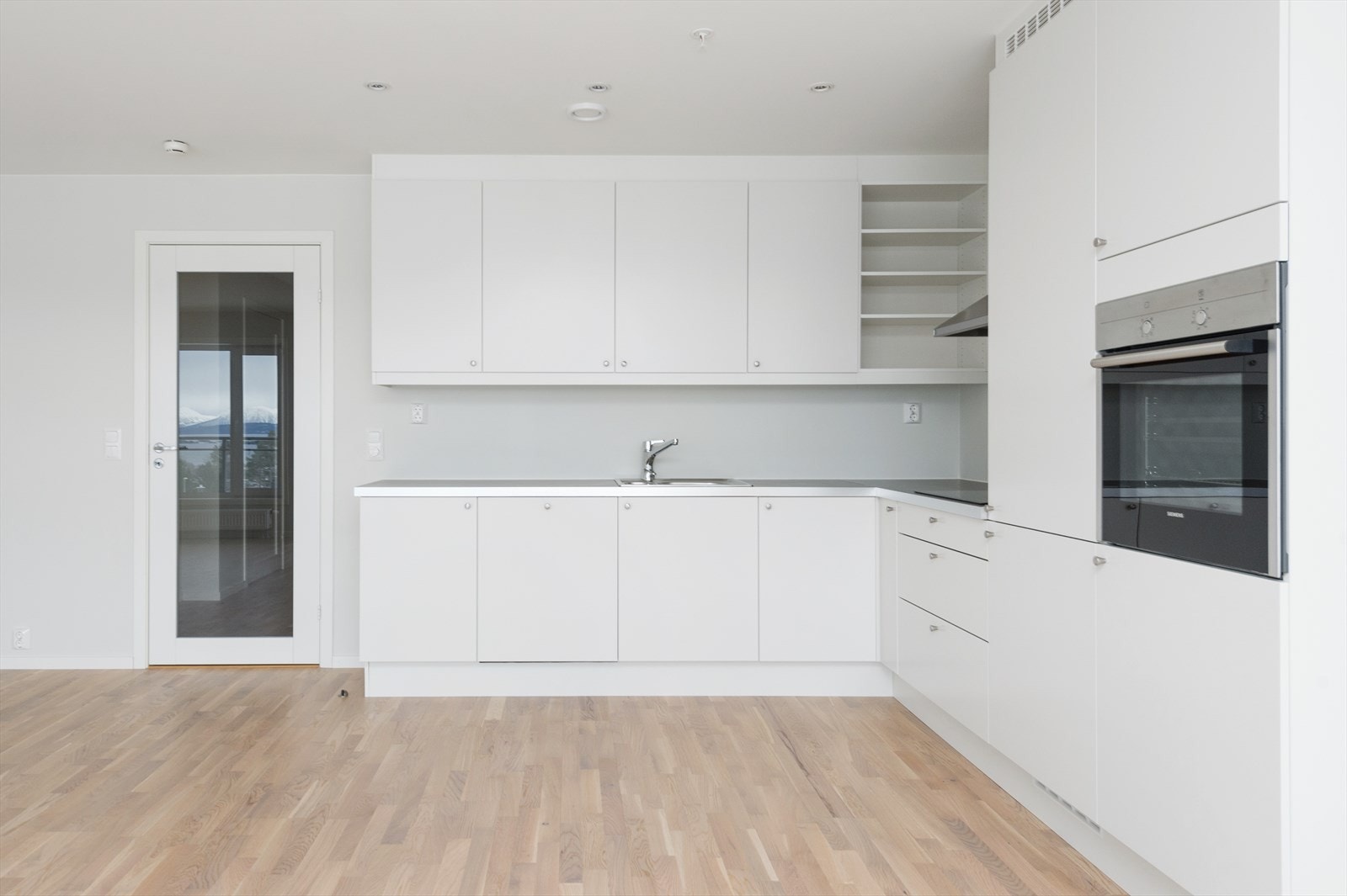 Kjøkkenet har integrerte hvitevarer fra Siemens som inkluderer oppvaskmaskin, kjølfryseskap, stekeovn og induduksjonstopp. (Alle bilder er hentet fra naboleilighet i samme etasje som er identisk.) Galleribilde