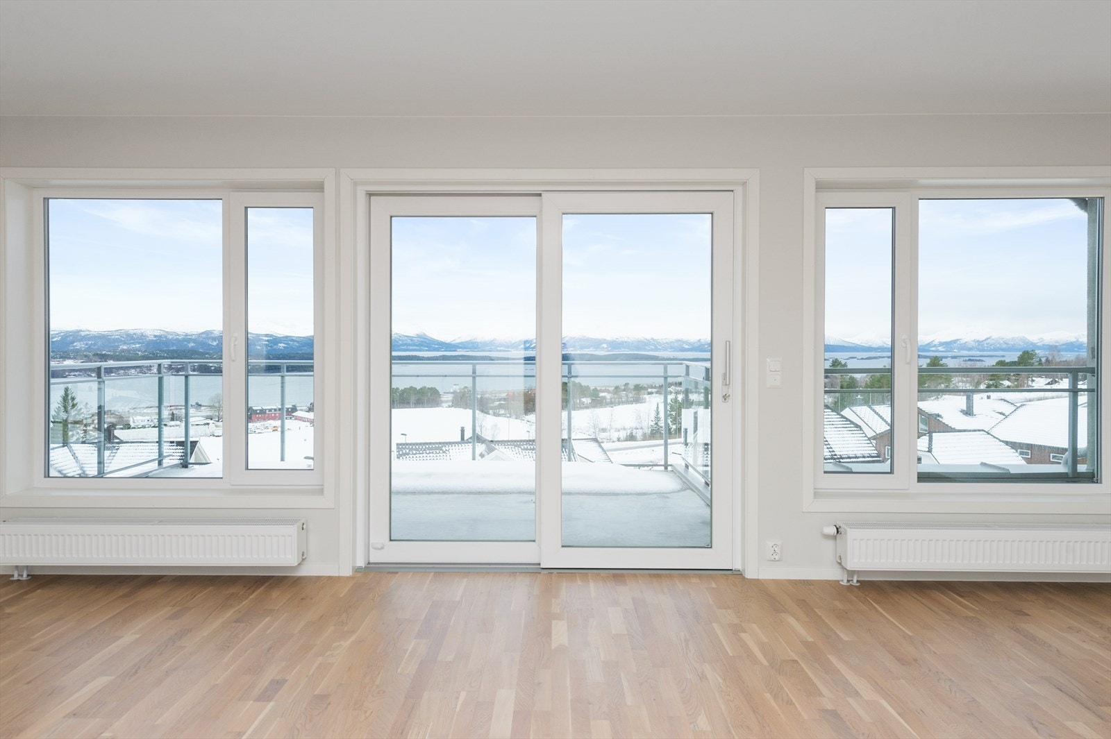 De store vindusflatene tar utsikten med inn i stuen. (Alle bilder er hentet fra naboleilighet i samme etasje som er identisk.) Galleribilde