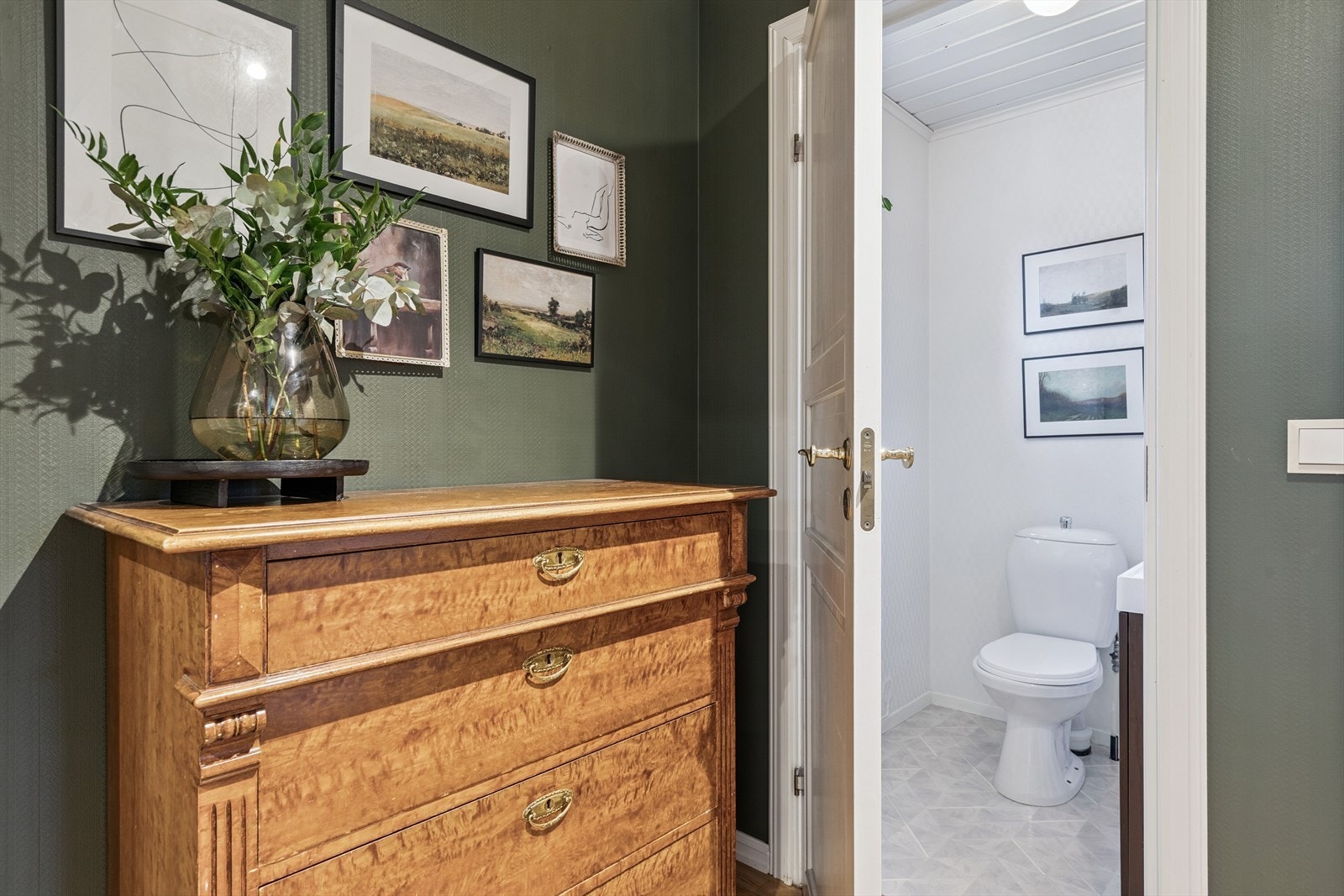 I 1. etasje er et praktisk gjestetoalett rett ved entreen. Galleribilde