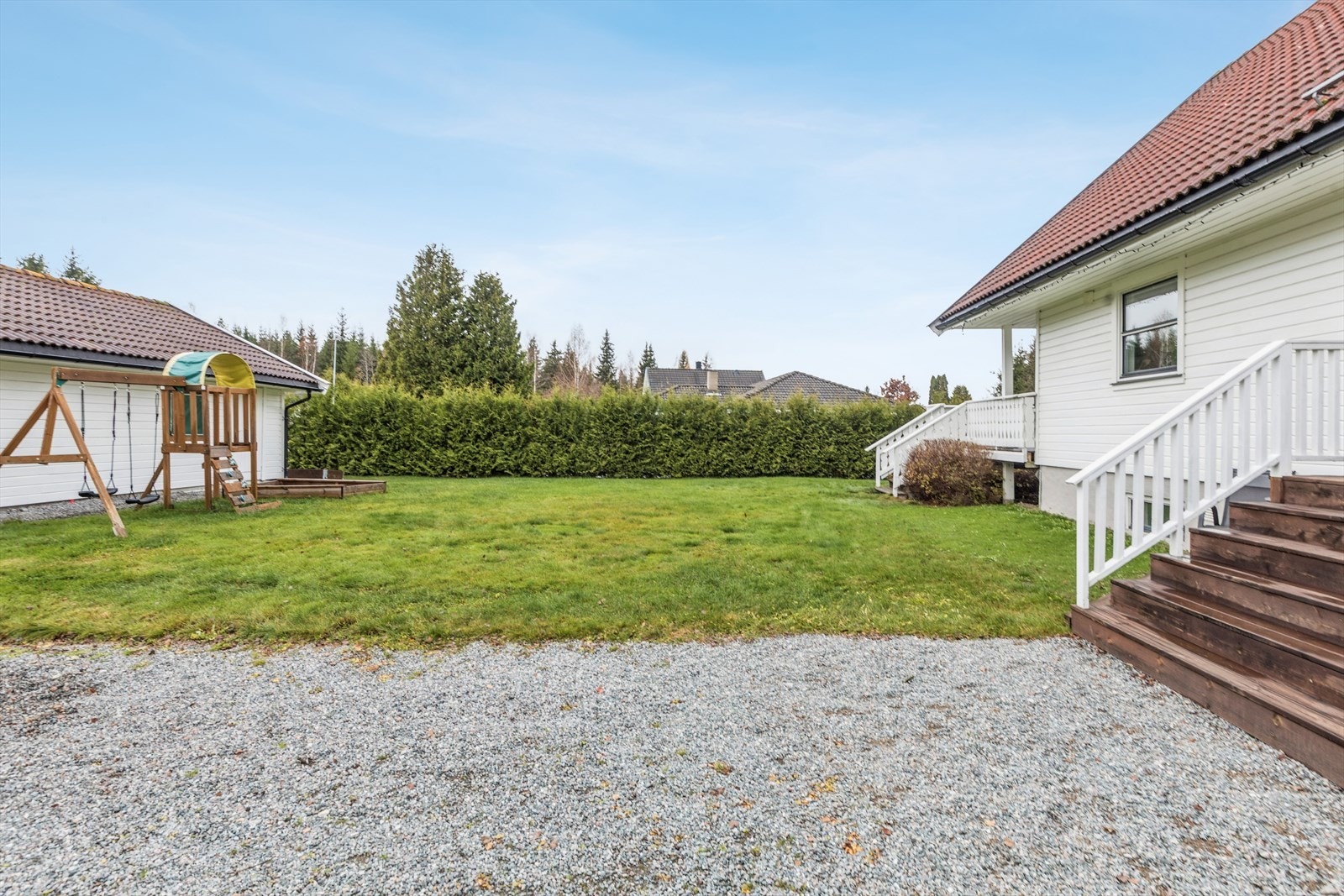 Boligen ligger i et barnevennlig område med nærhet til skog og mark med helårs turterreng. Galleribilde