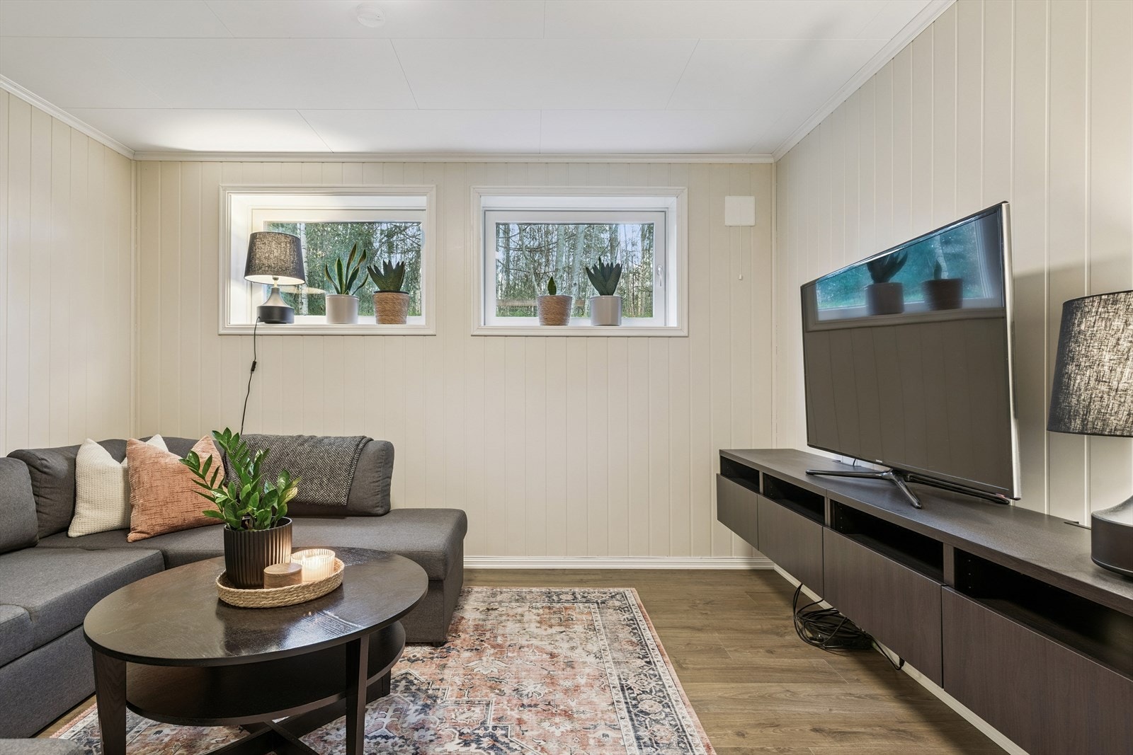 Kjelleren er oppgradert i senere år, og inneholder gang, kontor, kjellerstue, treningsrom, bad og vaskerom. Galleribilde