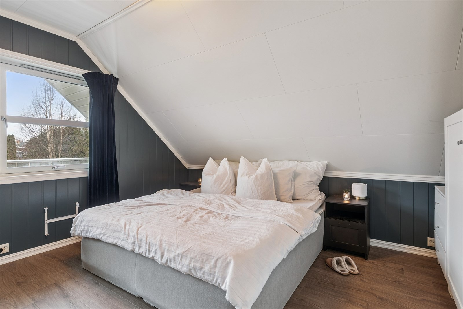 Lunt og koselig hovedsoverom. Galleribilde