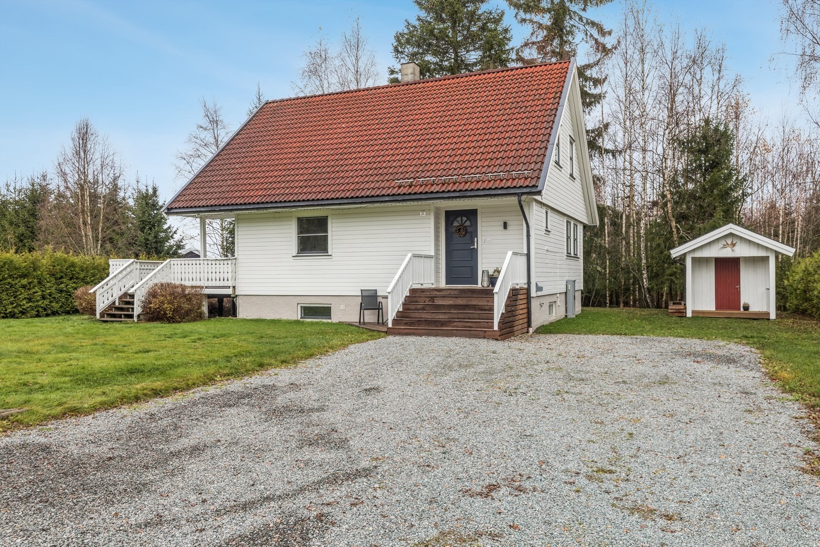 Fin, innholdsrik familiebolig over 3 plan og dobbel garasje. Galleribilde