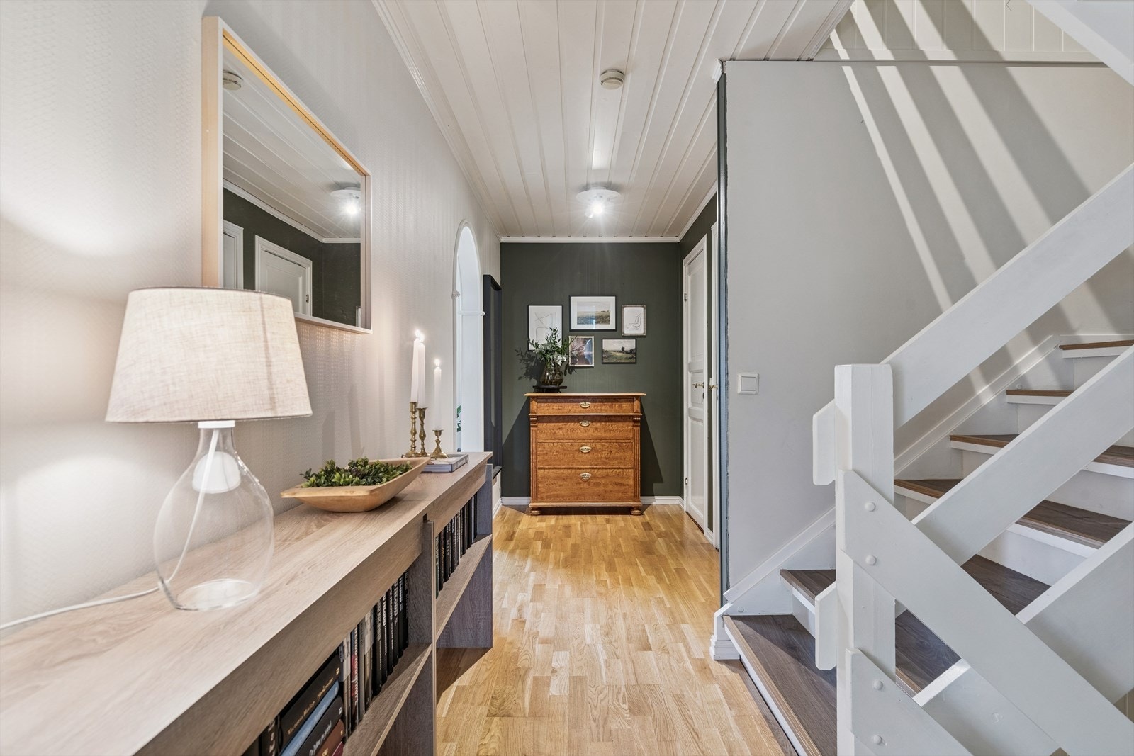 Gang med trapp som går fra kjeller til 2. etasje. Galleribilde