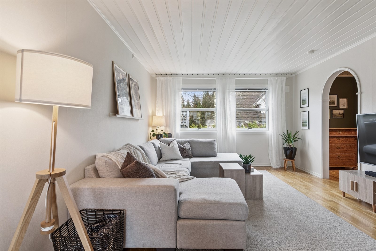 Innvendig er huset mye pusset opp de siste årene, og boligen har en lys og innbydende atmosfære. Galleribilde