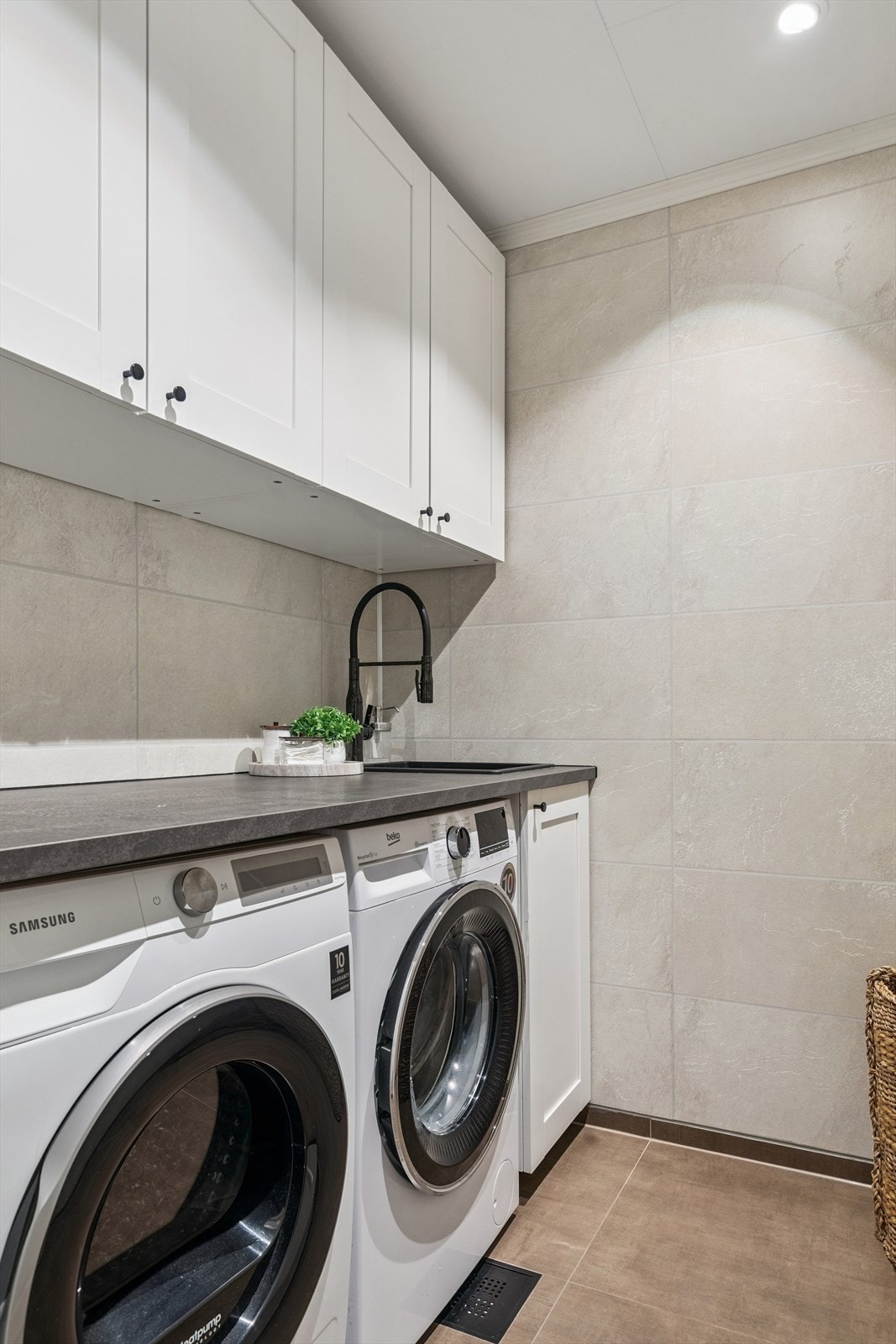 Praktisk innredning og benk med heldekkende laminat benkeplate m/nedfelt vask. Galleribilde