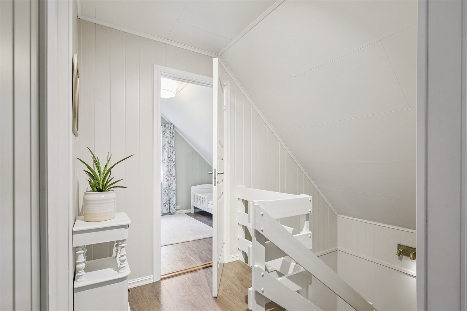 2. etasjen ble mye pusset opp i 2020 med nye laminatgulv, dører, samt nye veggplater i alle tre soverom og hele trappenedgangen. Galleribilde