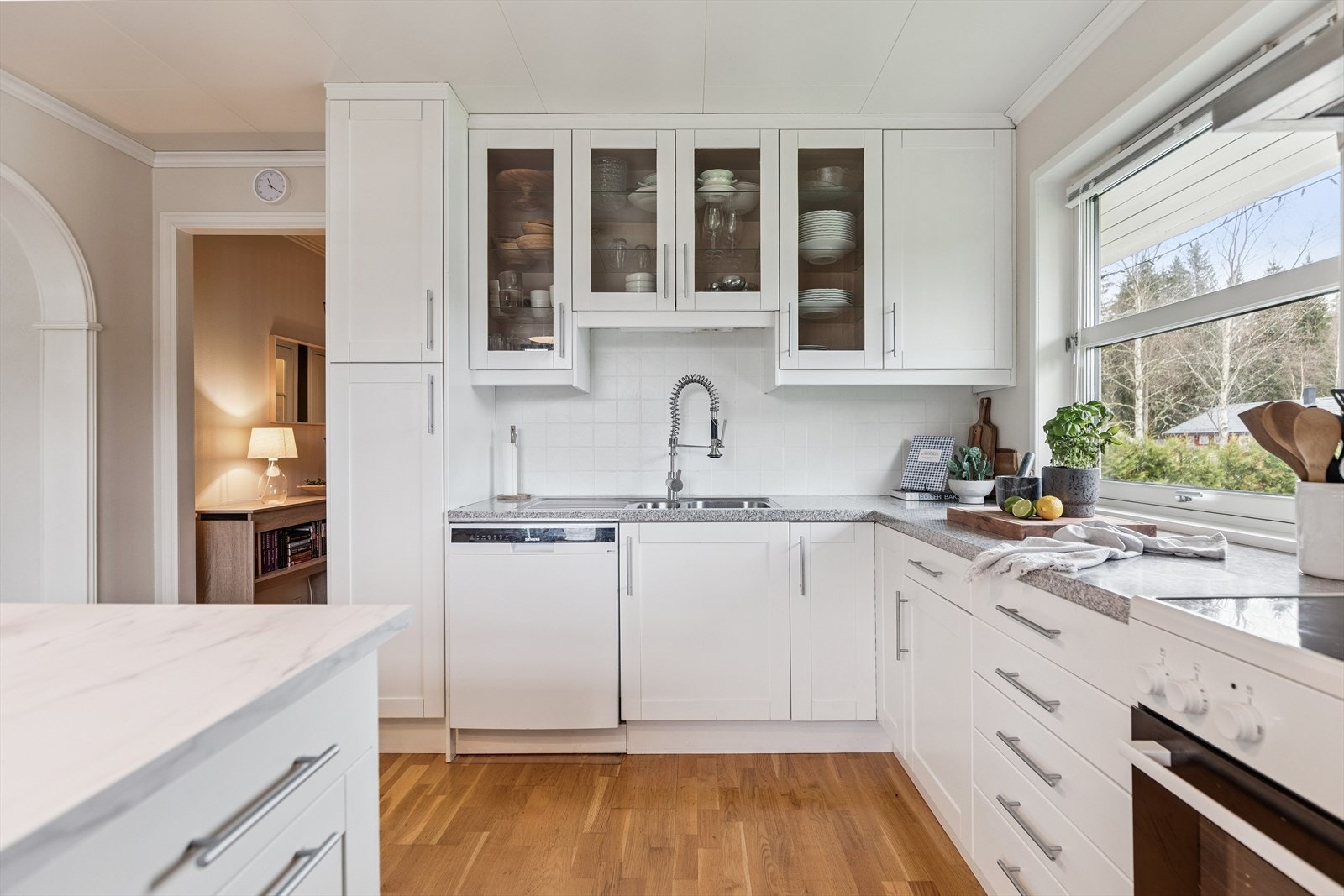 Lyst og pent kjøkken med innredning fra 2012. Galleribilde