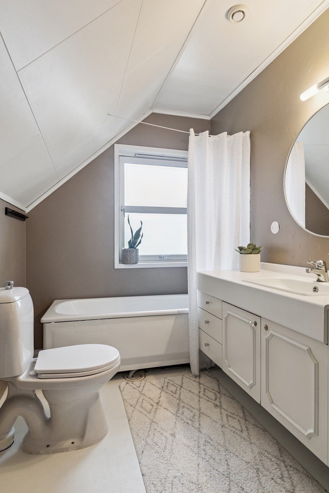 Bad i 2. etasje er av eldre dato, men er frisket opp med ny maling. Galleribilde