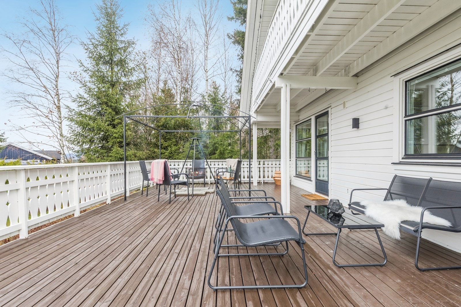 Utenfor stuen er en stor terrasse som er delvis overbygget. Galleribilde