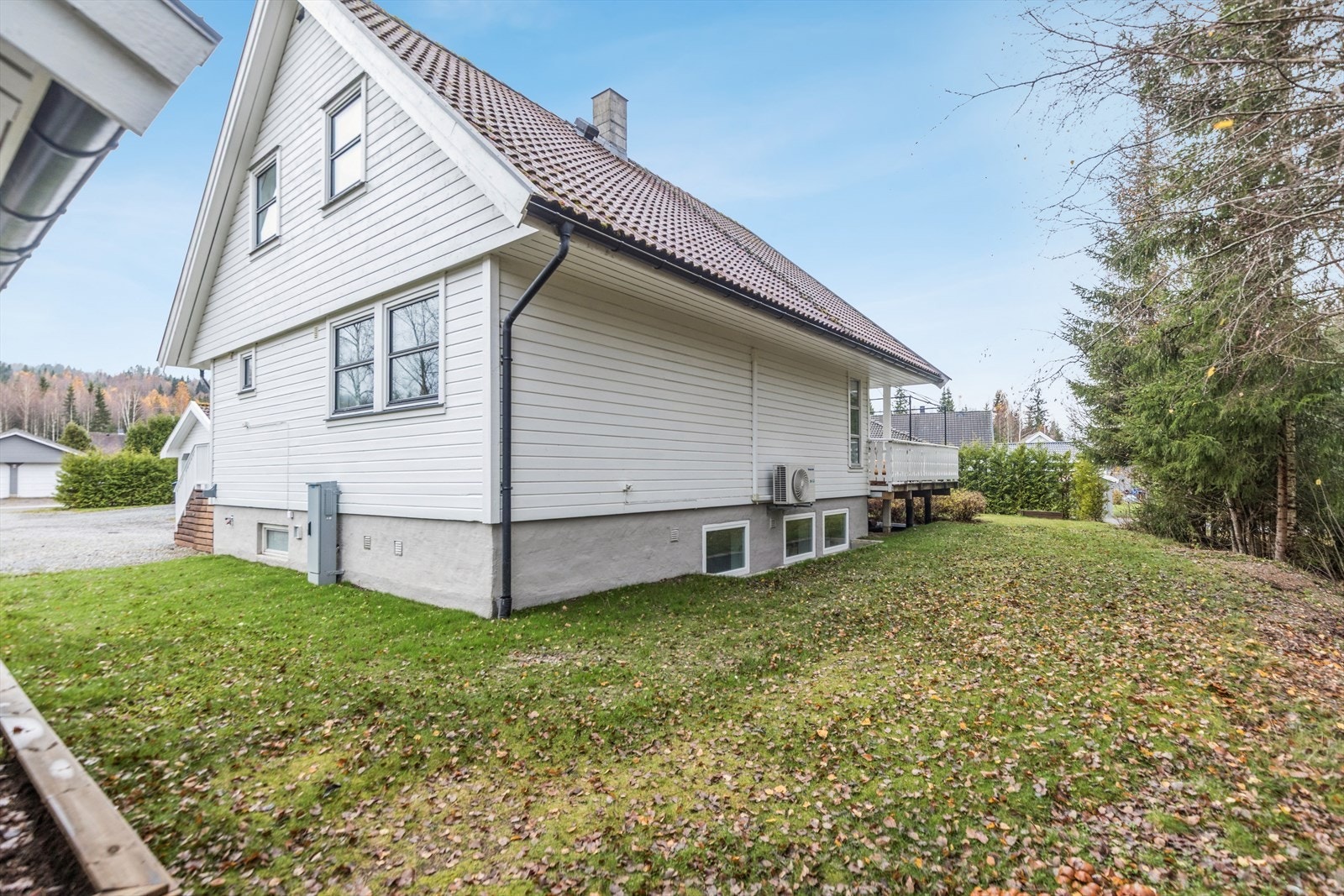 Huset fikk ny drenering i 2021, og det ble satt inn nye vinduer i kjeller i 2023. Galleribilde