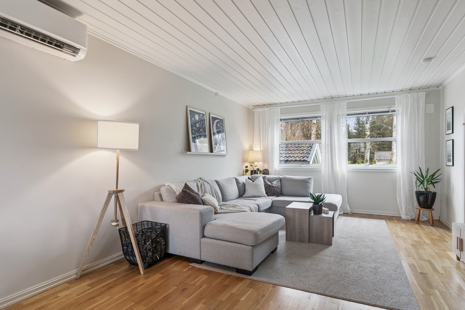 I stuen er det varmepumpe fra 2019. Galleribilde