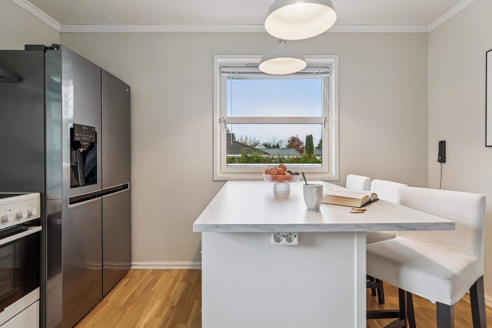 Stor kjøkkenøy med 3 sitteplasser. Galleribilde